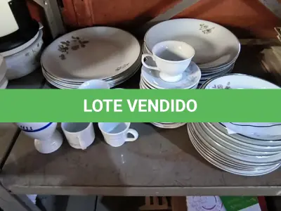 LOTE 034 - 01 LOTE COM PRATOS EM PORCELANA MEDAILLON RENNER E XICARAS EM PORCELANA SCHMIDT (NO ESTADO, NÃO SABEMOS SE FUNCIONA. LEILÃO NÃO TEM GARANTIA E NEM DEVOLUÇÃO).