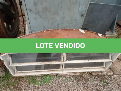 LOTE 496 - 01 JANELA VENEZIANA PEQUENA. (NO ESTADO) ATENÇÃO! FAZER A VISITAÇÃO ANTES DE ARREMATAR, NÃO SABEMOS SE FUNCIONA. LEILÃO NÃO TEM GARANTIA E NEM DEVOLUÇÃO, SUJEITO A POSSÍVEIS AVARIAS VISÍVEIS/OCULTAS E/OU AUSÊNCIA DE COMPONENTES.