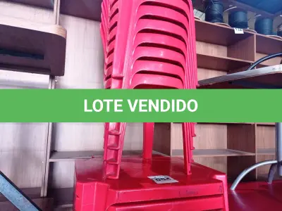 LOTE 054 - 06 MESAS PLÁSTICAS COM 08 CADEIRAS NA COR VERMELHA. (NO ESTADO, NÃO SABEMOS SE FUNCIONA. LEILÃO NÃO TEM GARANTIA E NEM DEVOLUÇÃO).