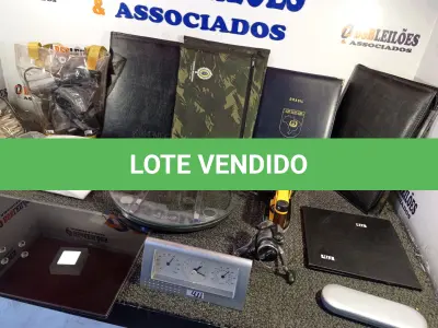 LOTE 027 - 01 LOTE COM SECADORES DE CABELO , FERRO DE PASSAR ROUPAR E RELÓGIOS (NO ESTADO, NÃO SABEMOS SE FUNCIONA. LEILÃO NÃO TEM GARANTIA E NEM DEVOLUÇÃO).