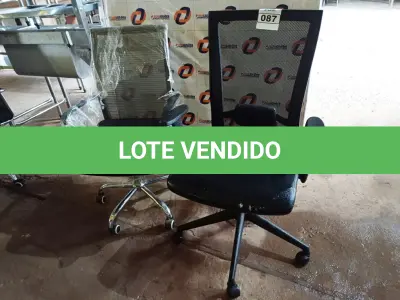 LOTE 087 - 02 CADEIRAS GIRATÓRIAS PARA ESCRITÓRIO AIRGRID. (NO ESTADO, NÃO SABEMOS SE FUNCIONA. LEILÃO NÃO TEM GARANTIA E NEM DEVOLUÇÃO).
