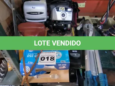 LOTE 018 - 01 LOTE COM MÁQUINAS FOTOGRÁFICAS ANTIGAS E TRIPÉ (NO ESTADO, NÃO SABEMOS SE FUNCIONA. LEILÃO NÃO TEM GARANTIA E NEM DEVOLUÇÃO).