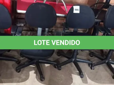 LOTE 080 - 04 CADEIRAS GIRATÓRIAS PARA ESCRITÓRIO. (NO ESTADO, NÃO SABEMOS SE FUNCIONA. LEILÃO NÃO TEM GARANTIA E NEM DEVOLUÇÃO).