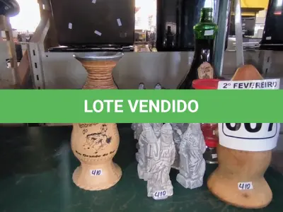 LOTE 007 - 01 LOTE COM GARRAFA DE VINHO ,ESTATUETAS PARA DECORAÇÃO E COPOS PARA CHIMARRÃO (NO ESTADO, NÃO SABEMOS SE FUNCIONA. LEILÃO NÃO TEM GARANTIA E NEM DEVOLUÇÃO).
