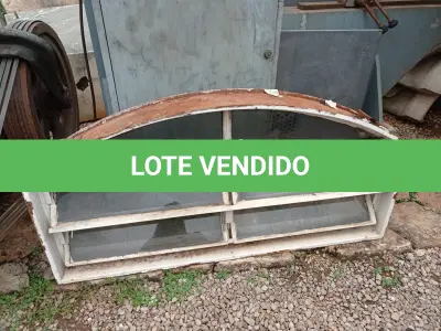 LOTE 496 - 01 JANELA VENEZIANA PEQUENA. (NO ESTADO) ATENÇÃO! FAZER A VISITAÇÃO ANTES DE ARREMATAR, NÃO SABEMOS SE FUNCIONA. LEILÃO NÃO TEM GARANTIA E NEM DEVOLUÇÃO, SUJEITO A POSSÍVEIS AVARIAS VISÍVEIS/OCULTAS E/OU AUSÊNCIA DE COMPONENTES.