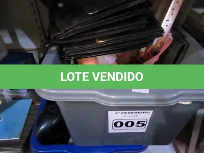 LOTE 005 - 01 LOTE COM BRINQUEDOS ,PASTAS ,GARRAFA DE CAFÉ ,E CONTROLES DE VÍDEO GAME(NO ESTADO, NÃO SABEMOS SE FUNCIONA. LEILÃO NÃO TEM GARANTIA E NEM DEVOLUÇÃO).