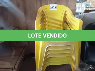 LOTE 059 - 06 CADEIRAS DE PLÁSTICO NA COR AMARELA. (NO ESTADO, NÃO SABEMOS SE FUNCIONA. LEILÃO NÃO TEM GARANTIA E NEM DEVOLUÇÃO).