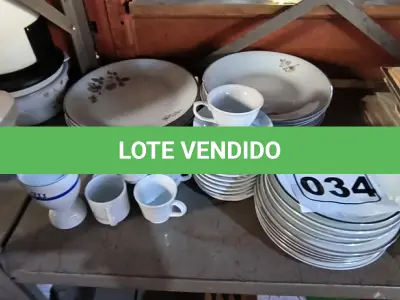 LOTE 034 - 01 LOTE COM PRATOS EM PORCELANA MEDAILLON RENNER E XICARAS EM PORCELANA SCHMIDT (NO ESTADO, NÃO SABEMOS SE FUNCIONA. LEILÃO NÃO TEM GARANTIA E NEM DEVOLUÇÃO).