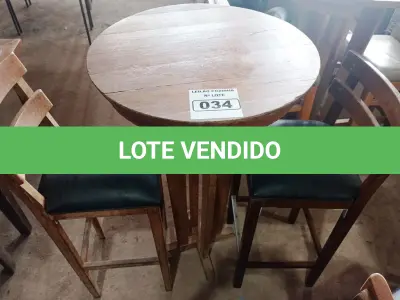 LOTE 034 - 01 MESA BISTRÔ EM MADEIRA COM 02 BANQUETAS E ACENTO ESTOFADO. (NO ESTADO, NÃO SABEMOS SE FUNCIONA. LEILÃO NÃO TEM GARANTIA E NEM DEVOLUÇÃO).