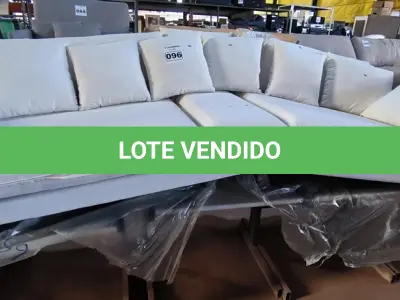 LOTE 096 - 02 SOFÁS DE CANTO NA COR BRANCO (NO ESTADO, NÃO SABEMOS SE FUNCIONA. LEILÃO NÃO TEM GARANTIA E NEM DEVOLUÇÃO).