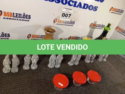 LOTE 007 - 01 LOTE COM GARRAFA DE VINHO ,ESTATUETAS PARA DECORAÇÃO E COPOS PARA CHIMARRÃO (NO ESTADO, NÃO SABEMOS SE FUNCIONA. LEILÃO NÃO TEM GARANTIA E NEM DEVOLUÇÃO).