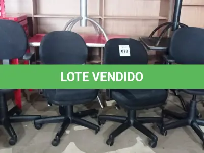 LOTE 079 - 04 CADEIRAS GIRATÓRIAS PARA ESCRITÓRIO. (NO ESTADO, NÃO SABEMOS SE FUNCIONA. LEILÃO NÃO TEM GARANTIA E NEM DEVOLUÇÃO).