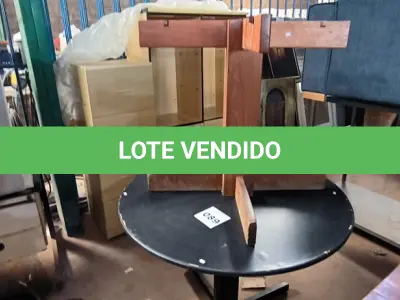 LOTE 089 - 01 MESA REDONDA EM MADEIRA 01 BASE DE MESA EM MADEIRA (NO ESTADO, NÃO SABEMOS SE FUNCIONA. LEILÃO NÃO TEM GARANTIA E NEM DEVOLUÇÃO).