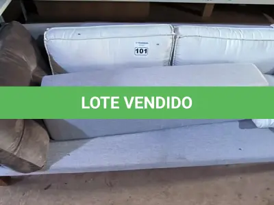 LOTE 101 - 01 SOFÁ SEM AS ALMOFADAS NA MESMA COR (NO ESTADO, NÃO SABEMOS SE FUNCIONA. LEILÃO NÃO TEM GARANTIA E NEM DEVOLUÇÃO).