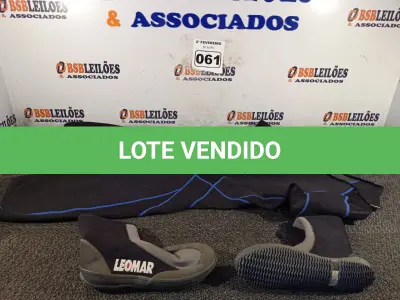LOTE 061 - 01 ROUPA PARA MERGULHO TAMANHO G 01 SAPATO TAMANHO 39 LEOMAR (NO ESTADO, NÃO SABEMOS SE FUNCIONA. LEILÃO NÃO TEM GARANTIA E NEM DEVOLUÇÃO).