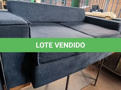 LOTE 067 - 01 SOFÁ 02 LUGARES COR JEANS (NO ESTADO, NÃO SABEMOS SE FUNCIONA. LEILÃO NÃO TEM GARANTIA E NEM DEVOLUÇÃO).