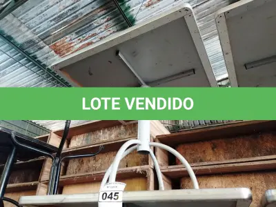 LOTE 045 - 03 MESAS COM TAMPO DE MADEIRAS E PÉS DE FERRO MEDINDO 90CMX90CM. (NO ESTADO, NÃO SABEMOS SE FUNCIONA. LEILÃO NÃO TEM GARANTIA E NEM DEVOLUÇÃO).