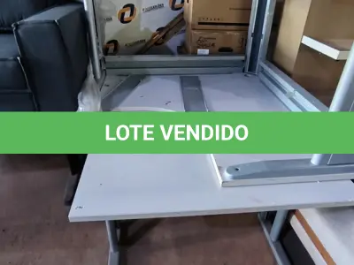 LOTE 100 - 03 MESA PARA ESCRITÓRIO SENDO 01 MESA DE CANTO (NO ESTADO, NÃO SABEMOS SE FUNCIONA. LEILÃO NÃO TEM GARANTIA E NEM DEVOLUÇÃO).