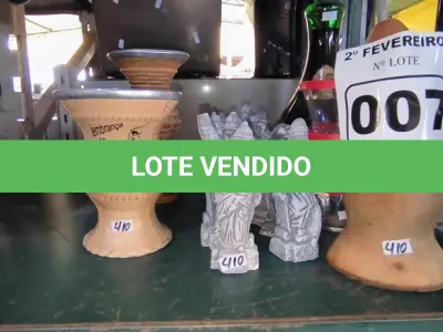 LOTE 007 - 01 LOTE COM GARRAFA DE VINHO ,ESTATUETAS PARA DECORAÇÃO E COPOS PARA CHIMARRÃO (NO ESTADO, NÃO SABEMOS SE FUNCIONA. LEILÃO NÃO TEM GARANTIA E NEM DEVOLUÇÃO).