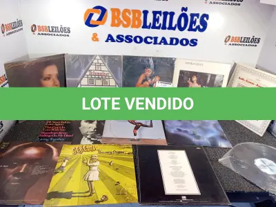 LOTE 024 - 01 LOTE COM DISCOS EM VINIL (NO ESTADO, NÃO SABEMOS SE FUNCIONA. LEILÃO NÃO TEM GARANTIA E NEM DEVOLUÇÃO).