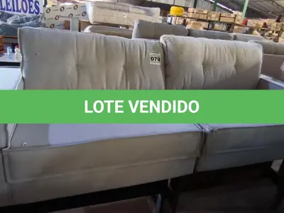 LOTE 079 - 02 SOFÁS DE CANTO CINZA CLARO (NO ESTADO, NÃO SABEMOS SE FUNCIONA. LEILÃO NÃO TEM GARANTIA E NEM DEVOLUÇÃO).