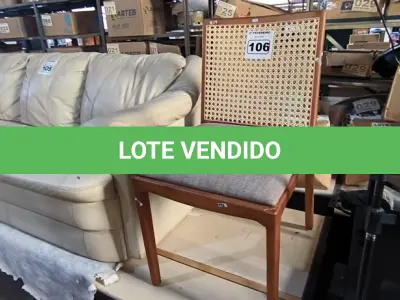 LOTE 106 - 01 CADEIRA EM MADEIRA COM AVARIAS (NO ESTADO, NÃO SABEMOS SE FUNCIONA. LEILÃO NÃO TEM GARANTIA E NEM DEVOLUÇÃO).