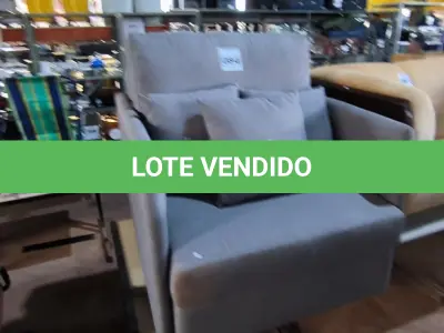 LOTE 084 - 01 SOFÁ RETRÁTIL CINZA CLARO (NO ESTADO, NÃO SABEMOS SE FUNCIONA. LEILÃO NÃO TEM GARANTIA E NEM DEVOLUÇÃO).