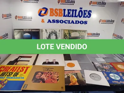 LOTE 043 - 01 LOTE COM DISCOS EM VINIL DIVERSOS (NO ESTADO, NÃO SABEMOS SE FUNCIONA. LEILÃO NÃO TEM GARANTIA E NEM DEVOLUÇÃO).