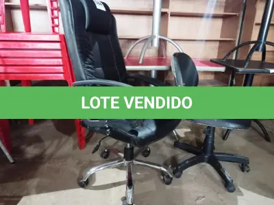 LOTE 084 - 02 CADEIRAS GIRATÓRIAS PARA ESCRITÓRIO, SENDO 01 PRESIDENTE COM AVARIAS. (NO ESTADO, NÃO SABEMOS SE FUNCIONA. LEILÃO NÃO TEM GARANTIA E NEM DEVOLUÇÃO).