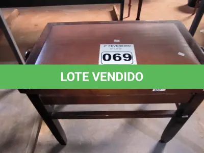 LOTE 069 - 01 BANCO EM MADEIRA PARA PIANISTA (NO ESTADO, NÃO SABEMOS SE FUNCIONA. LEILÃO NÃO TEM GARANTIA E NEM DEVOLUÇÃO).