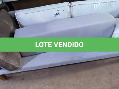 LOTE 101 - 01 SOFÁ SEM AS ALMOFADAS NA MESMA COR (NO ESTADO, NÃO SABEMOS SE FUNCIONA. LEILÃO NÃO TEM GARANTIA E NEM DEVOLUÇÃO).