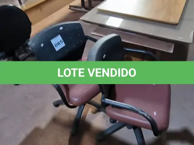 LOTE 085 - 02 CADEIRAS GIRATÓRIAS COR MARROM (NO ESTADO, NÃO SABEMOS SE FUNCIONA. LEILÃO NÃO TEM GARANTIA E NEM DEVOLUÇÃO).