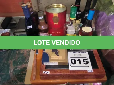 LOTE 015 - 01 LOTE COM GARRAFAS PARA DECORAÇÃO, CAIXA CLIMATIZADA PARA CHARUTOS (NO ESTADO, NÃO SABEMOS SE FUNCIONA. LEILÃO NÃO TEM GARANTIA E NEM DEVOLUÇÃO).