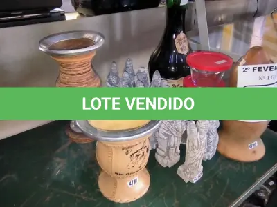 LOTE 007 - 01 LOTE COM GARRAFA DE VINHO ,ESTATUETAS PARA DECORAÇÃO E COPOS PARA CHIMARRÃO (NO ESTADO, NÃO SABEMOS SE FUNCIONA. LEILÃO NÃO TEM GARANTIA E NEM DEVOLUÇÃO).