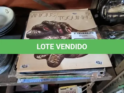 LOTE 033 - 01 LOTE COM DISCOS EM VINIL DIVERSOS (NO ESTADO, NÃO SABEMOS SE FUNCIONA. LEILÃO NÃO TEM GARANTIA E NEM DEVOLUÇÃO).