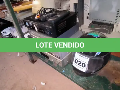 LOTE 020 - 01 LOTE COM APARELHOS DE DVD DIVERSOS, ESTABILIZADOR DE ENERGIA E CAPACETE PARA MOTO (NO ESTADO, NÃO SABEMOS SE FUNCIONA. LEILÃO NÃO TEM GARANTIA E NEM DEVOLUÇÃO).