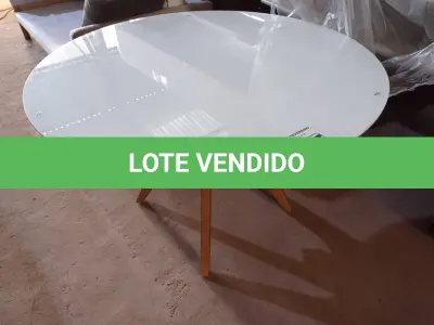 LOTE 087 - 01 MESA REDONDA EM MADEIRA E VIDRO. (NO ESTADO, NÃO SABEMOS SE FUNCIONA. LEILÃO NÃO TEM GARANTIA E NEM DEVOLUÇÃO).