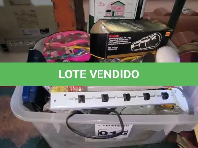 LOTE 016 - 01 LOTE COM CD PLAYER PORTÁTIL E CABOS DIVERSOS (NO ESTADO, NÃO SABEMOS SE FUNCIONA. LEILÃO NÃO TEM GARANTIA E NEM DEVOLUÇÃO).