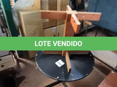 LOTE 089 - 01 MESA REDONDA EM MADEIRA 01 BASE DE MESA EM MADEIRA (NO ESTADO, NÃO SABEMOS SE FUNCIONA. LEILÃO NÃO TEM GARANTIA E NEM DEVOLUÇÃO).