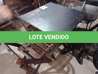 LOTE 094 - 01 MESA DE MADEIRA DOBRÁVEL COM 04 CADEIRAS. (NO ESTADO, NÃO SABEMOS SE FUNCIONA. LEILÃO NÃO TEM GARANTIA E NEM DEVOLUÇÃO).