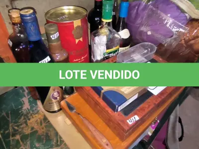 LOTE 015 - 01 LOTE COM GARRAFAS PARA DECORAÇÃO, CAIXA CLIMATIZADA PARA CHARUTOS (NO ESTADO, NÃO SABEMOS SE FUNCIONA. LEILÃO NÃO TEM GARANTIA E NEM DEVOLUÇÃO).