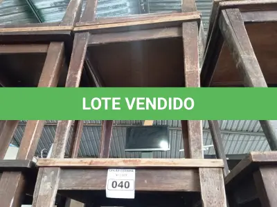 LOTE 040 - 04 MESAS DE MADEIRA MEDINDO 80CMX80CM. (NO ESTADO, NÃO SABEMOS SE FUNCIONA. LEILÃO NÃO TEM GARANTIA E NEM DEVOLUÇÃO).