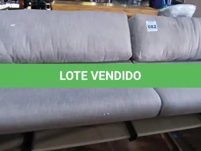 LOTE 082 - 01 SOFÁ CINZA CLARO COM PÉS EM MADEIRA (NO ESTADO, NÃO SABEMOS SE FUNCIONA. LEILÃO NÃO TEM GARANTIA E NEM DEVOLUÇÃO).