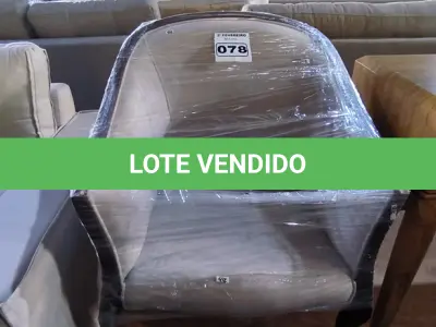 LOTE 078 - 01 POLTRONA CAMURÇA CINZA CLARO COM PÉS EM MADEIRA (NO ESTADO, NÃO SABEMOS SE FUNCIONA. LEILÃO NÃO TEM GARANTIA E NEM DEVOLUÇÃO).