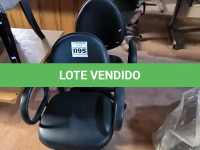 LOTE 095 - 02 CADEIRAS GIRATÓRIAS NA COR PRETA (NO ESTADO, NÃO SABEMOS SE FUNCIONA. LEILÃO NÃO TEM GARANTIA E NEM DEVOLUÇÃO).