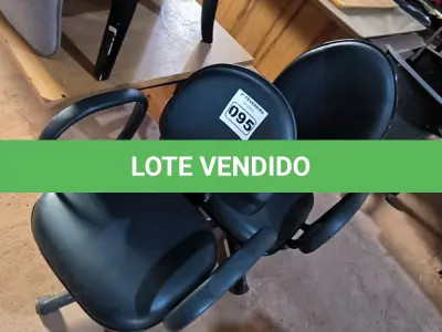 LOTE 095 - 02 CADEIRAS GIRATÓRIAS NA COR PRETA (NO ESTADO, NÃO SABEMOS SE FUNCIONA. LEILÃO NÃO TEM GARANTIA E NEM DEVOLUÇÃO).