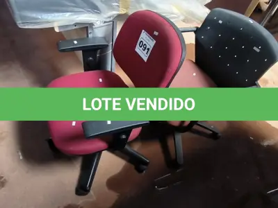 LOTE 091 - 02 CADEIRAS GIRATÓRIAS NA COR MARROM E VINHO (NO ESTADO, NÃO SABEMOS SE FUNCIONA. LEILÃO NÃO TEM GARANTIA E NEM DEVOLUÇÃO).