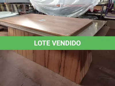 LOTE 086 - 01 BASE DE MESA EM MADEIRA ,01 TAMPO DE MESA EM MADEIRA E VIDRO E 01 TAMPO DE MESA EM MADEIRA (NO ESTADO, NÃO SABEMOS SE FUNCIONA. LEILÃO NÃO TEM GARANTIA E NEM DEVOLUÇÃO).