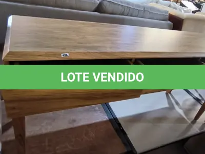 LOTE 077 - 01 APARADOR EM MADEIRA COM 03 GAVETAS (NO ESTADO, NÃO SABEMOS SE FUNCIONA. LEILÃO NÃO TEM GARANTIA E NEM DEVOLUÇÃO).