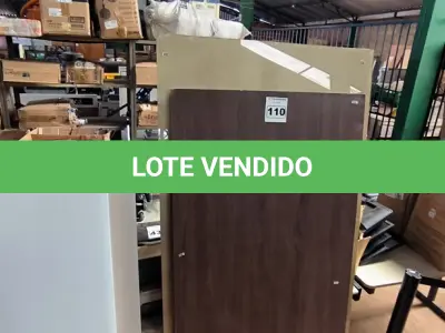 LOTE 110 - 01 TAMPO DE MESA EM MADEIRA COM VIDRO COM AVARIAS E 01 TAMPO EM MADEIRA (NO ESTADO, NÃO SABEMOS SE FUNCIONA. LEILÃO NÃO TEM GARANTIA E NEM DEVOLUÇÃO).